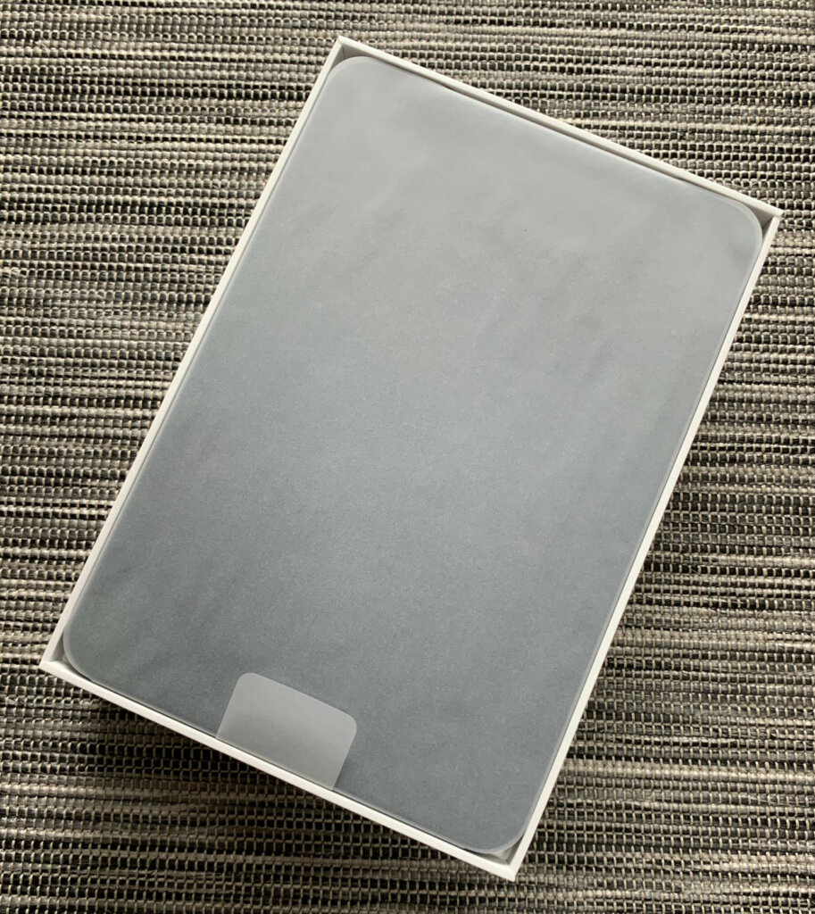 iPad mini on pakattu suojaavaan paperikuoreen.